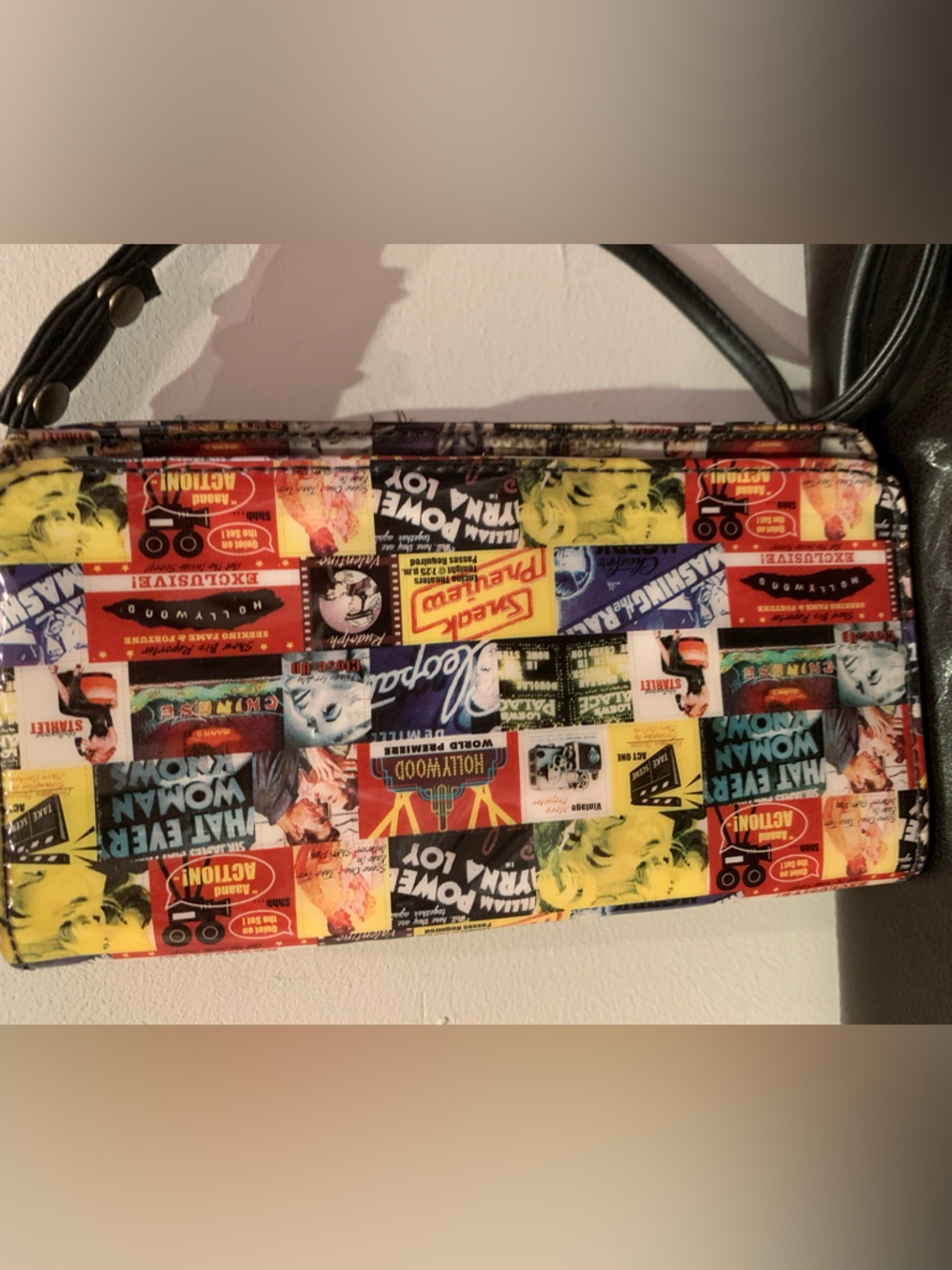 💥RELIC HOLLYWOOD COLLAGE CROSSBODY WALLET. NWOT - Picture 9 of 9